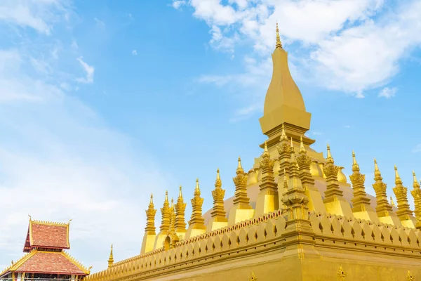 Krásná architektura v Pha že Luang, Vientiane, Laos. — Stock fotografie