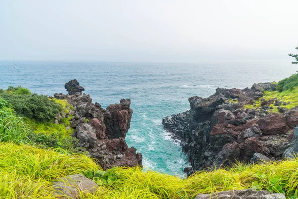 Jungmun Daepo wybrzeże Jusangjeolli Cliff, Wyspa Czedżu — Zdjęcie stockowe