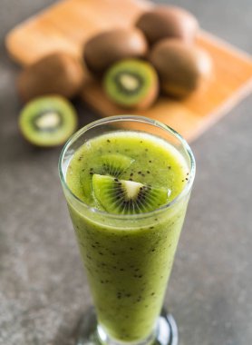 Sağlıklı taze kivi smoothie cam