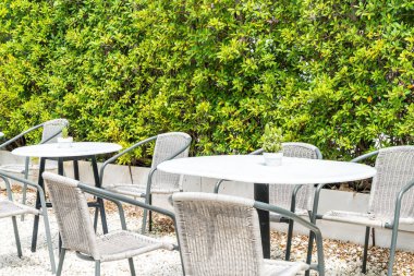 Boş masa ve sandalye 