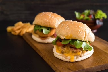 Ev yapımı taze lezzetli burger Close-Up 