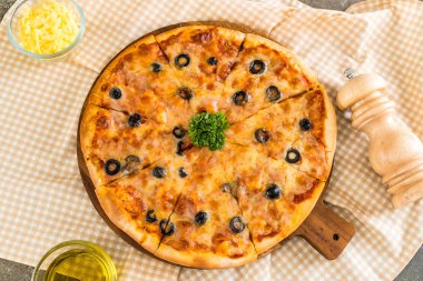 biberli pizza zeytin ile