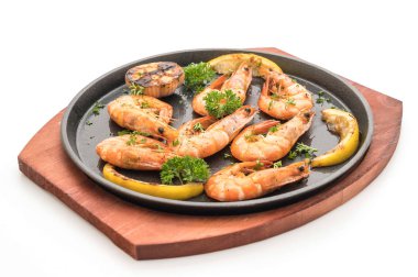 Sarımsaklı ve limonlu kızarmış karides.