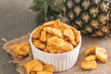 kurutulmuş ananas gevrek cipsi