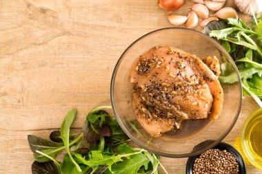 taze çiğ tavuk sos ile