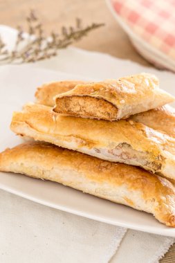 turta kurutulmuş rendelenmiş domuz ile sopa