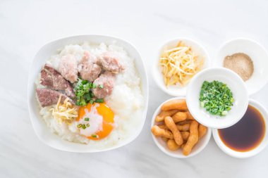 domuz eti ve yumurta ile pirinç lapası