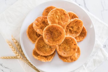 kurutulmuş rendelenmiş domuz etinin pirinç kraker