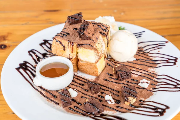 vanilyalı dondurma ve çikolata kek ile tost ekmeği