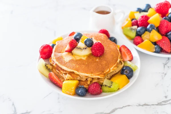 Panqueca com frutas de mistura — Fotografia de Stock