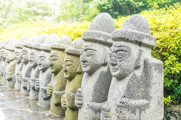 Dol hareubang, Cheonjiyeon Şelalesi'nde Bahçe park