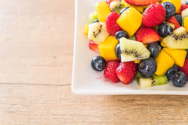 Gemischte frische Früchte (Erdbeere, Himbeere, Blaubeere, Kiwi, Mango — Stockfoto