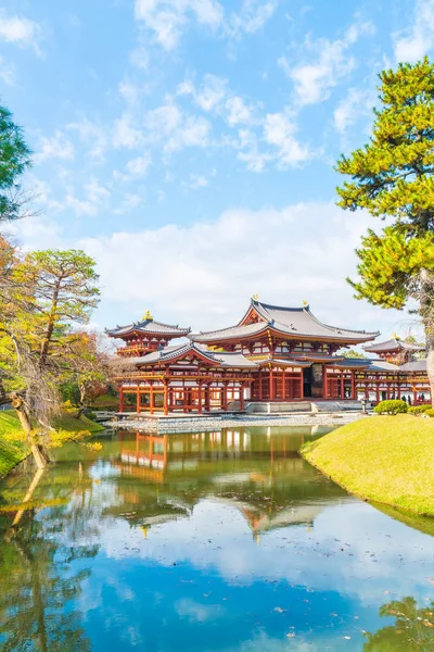 Güzel mimari Byodo içinde Kyoto tapınakta.