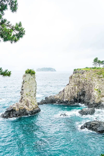 Jeju-do Oedolgae Rock (slavné přírodní památkou) ve městě Ostrov Jeju, — Stock fotografie