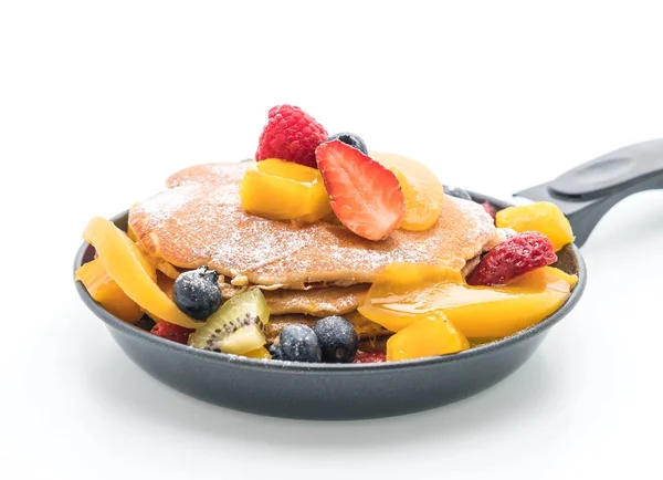 혼합 과일 (딸기, 블루베리, 라스베리, m와 팬케이크 — 스톡 사진