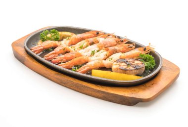 Sarımsaklı ve limonlu kızarmış karides.