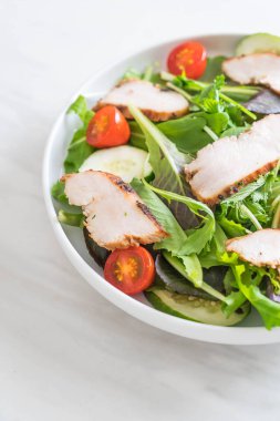 Karışık ızgara tavuk salatası