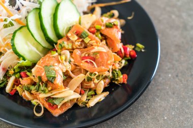 taze somon çiğ baharatlı salata