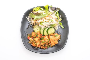 Kızarmış somon baharatlı salata