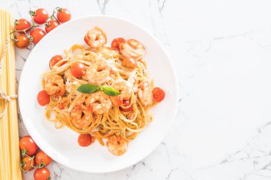 Spagetti karides, domates, fesleğen ve peynir ile 