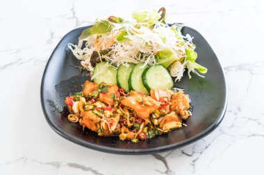 Kızarmış somon baharatlı salata