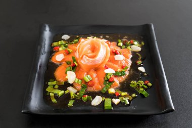 taze somon çiğ baharatlı salata