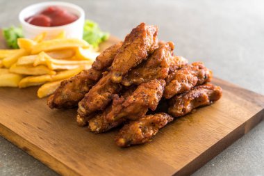 Kızarmış tavuk kanadı.