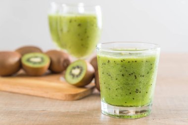 Sağlıklı taze kivi smoothie cam