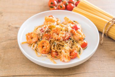 Spagetti karides, domates, fesleğen ve peynir ile 