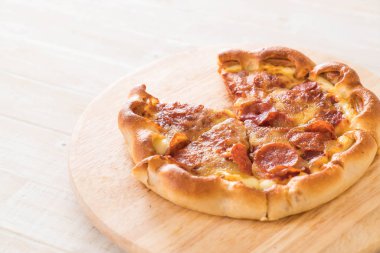 Ev yapımı biberli Pizza ahşap plaka üzerinde