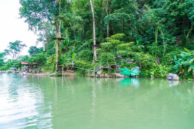 Vangvieng, Laos 13 Mayıs 2017: Turist Blue Lagoon tadını çıkarın
