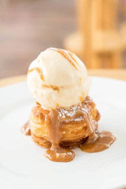 vanilyalı dondurma ve karamel soslu çıtır börek