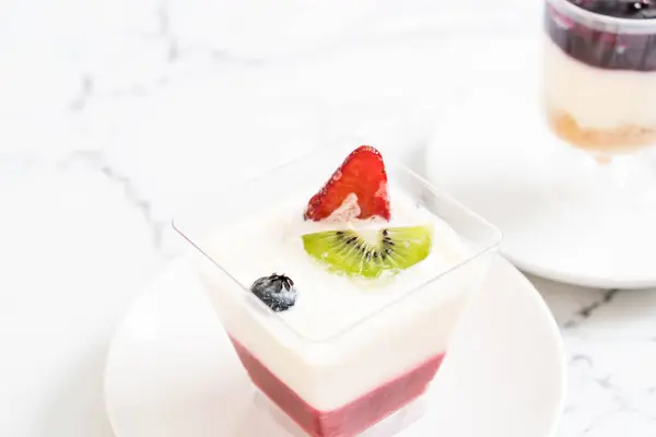 Panna cotta con salsa de fresa — Foto de Stock