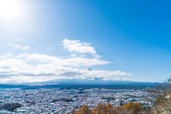 Kawaguchiko şehir manzarası ile kar 