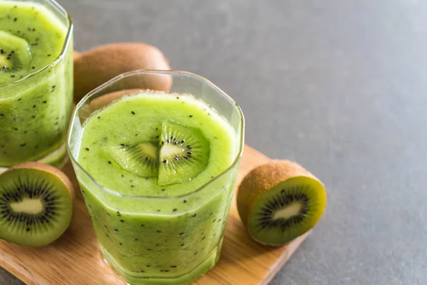 Smoothie kiwi fresco saudável em vidro — Fotografia de Stock