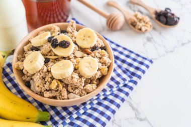 Granola muz, Kuru üzüm ve süt ile 