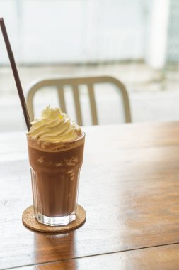 Kremalı çikolatalı milkshake.