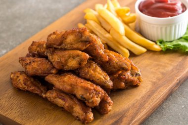 Kızarmış tavuk kanadı.