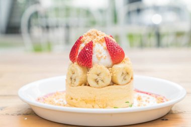 sıcak kek krem, çilek, muz ve tanımlama bilgisi ile harap 