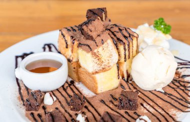 vanilyalı dondurma ve çikolata kek ile tost ekmeği