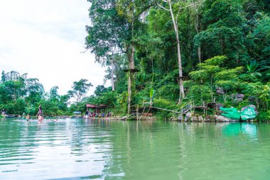 Vangvieng, Laos 13 Mayıs 2017: Turist Blue Lagoon tadını çıkarın