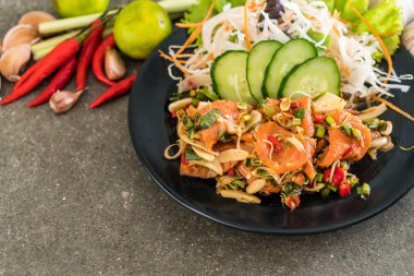 taze somon çiğ baharatlı salata