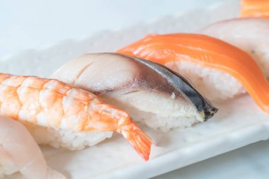 Ham ve taze nigiri suşi beyaz plaka 