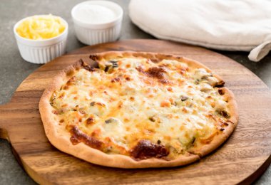 Kremalı mantarlı pizza