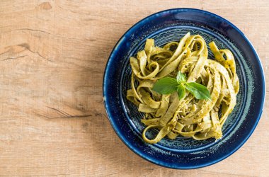 ıspanak fettuccine plaka üzerinde