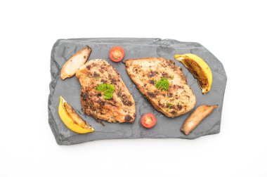 Kayrak plaka üzerinde ızgara tavuk fileto