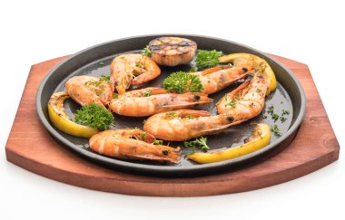 Sarımsaklı ve limonlu kızarmış karides.