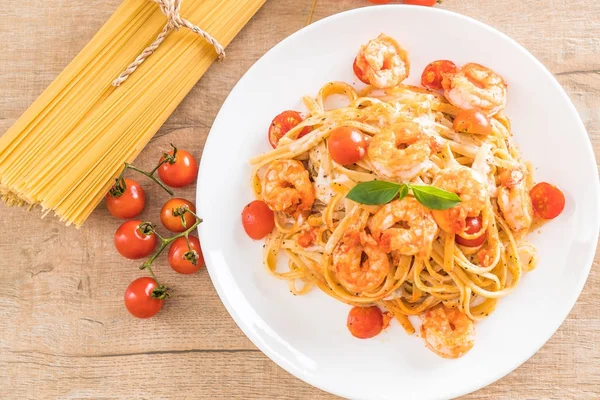 Spagetti karides, domates, fesleğen ve peynir ile 