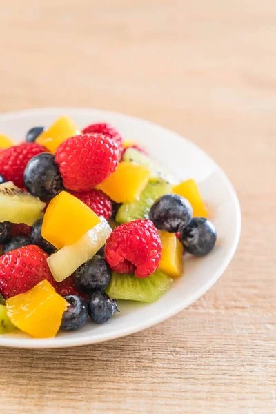 Gemischte frische Früchte (Erdbeere, Himbeere, Blaubeere, Kiwi, Mango — Stockfoto