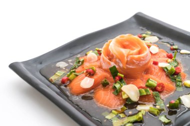 taze somon çiğ baharatlı salata